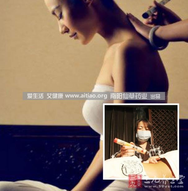 足三里穴是位于外膝的下3寸、脛骨外側(cè)一橫指左右的位置，艾灸10-15分鐘即可，需堅持一段時間，很快可以看到祛濕的效果。